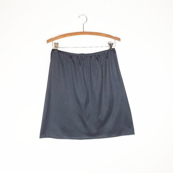 Vintage Vanity Fair Antron III Nylon Half Slip Black Back Slit Size Medium - Picture 1 of 5